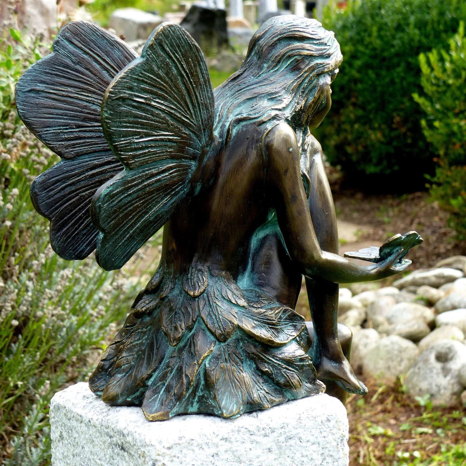 Rottenecker Fee Sitzend Mit Schmetterling, Bronze, 36 X 13 X 25 Cm 2 Rottenecker Fee Sitzend Mit Schmetterling, Bronze, 36 X 13 X 25 Cm – Bild 2